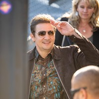 Di jajaran aksesori, kacamata aviator berwarna senada turut melengkapi gayanya.  (Foto: RB/Bauer-Griffin/GC Images)