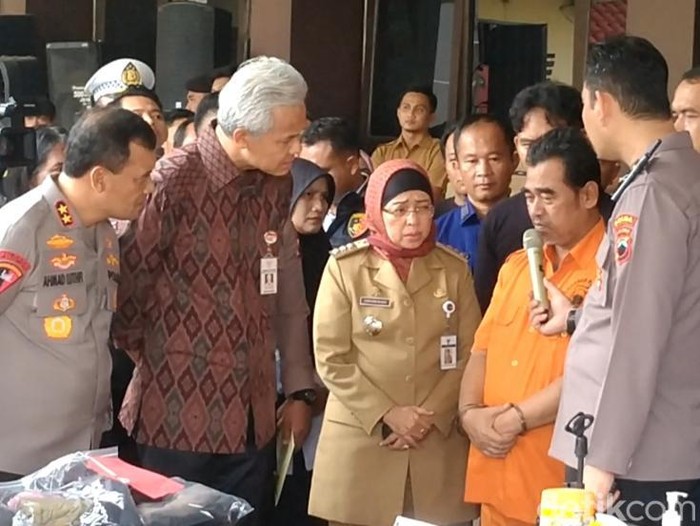 Pengasuh ponpes di Batang, Jateng cabuli dan perkosa belasan santriwati saat gelar kasus, Selasa (11/4/2023).