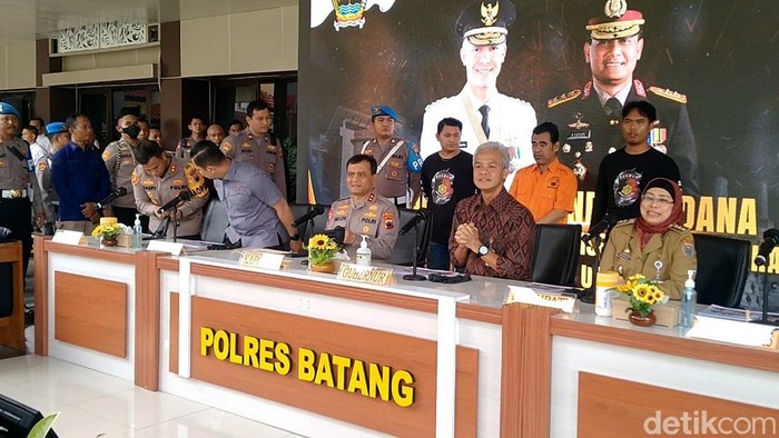 Pengasuh ponpes di Batang, Jateng cabuli dan perkosa belasan santriwati saat gelar kasus, Selasa (11/4/2023).