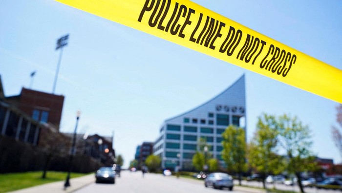 Investigators inspect bullet holes at the scene of a mass shooting at Old National Bank in downtown Louisville, Kentucky, U.S. April, 10, 2023. REUTERS/Jeffrey Dean     TPX IMAGES OF THE DAY