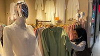 Gerai pakaian muslim, gamis dan sejenisnya juga menjadi buruan pembeli. (Foto: Wisma Putra/detikJabar) 