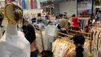 Membeli baju lebaran bagi sebagian besar warga Indonesia sudah menjadi salah satu tradisi. (Foto: Wisma Putra/detikJabar) 