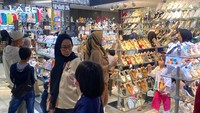 Tak hanya gerai pakian, gerai sepatu yang ada di pusat perbelanjaan itu juga ramai dikunjungi pembeli. (Foto: Wisma Putra/detikJabar) 