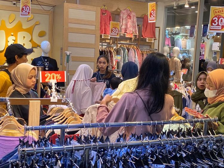 Berburu Baju Lebaran, Pengunjung Serbu Pusat Perbelanjaan di Bandung