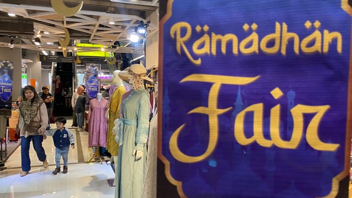 Pengunjung serbu pusat perbelanjaan di Bandung.