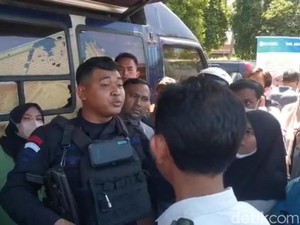 Antrean Ricuh, Penukaran Uang Baru Mobil Keliling di Gresik Batal