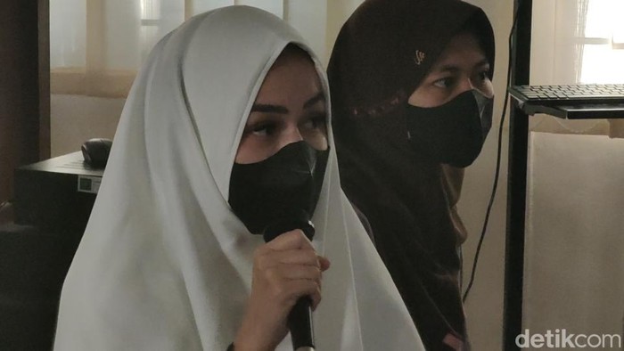 Penumpang Audi bernama Nur saat menjadi saksi sidang kasus tabrak lari mahasiswi Cianjur, Selasa (11/4/2023).