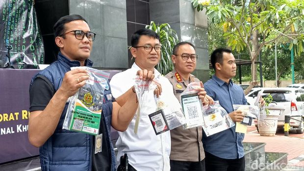 Penyebar QRIS 'palsu' sudah beraksi di 38 lokasi di Jakarta. Pelaku menghimpun Rp 13 juta dalam sepekan dari aksi mengganti QRIS di kotak amal masjid.. (Wildan N/detikcom)