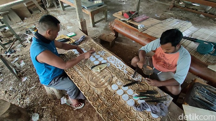 Perajin relief di Bojonegoro banjir pesanan saat Ramadhan
