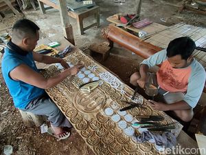 Omzet Perajin Relief Kaligrafi di Bojonegoro Melonjak 200% Saat Ramadhan