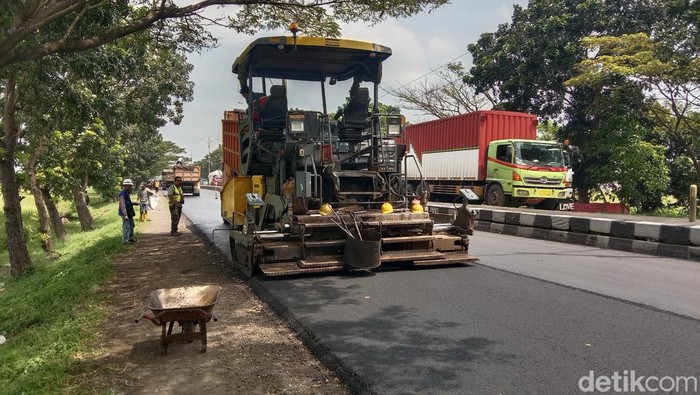 Perbaikan jalan Pantura Indramayu dipercepat jelang arus mudik, Selasa (11/4/2023).