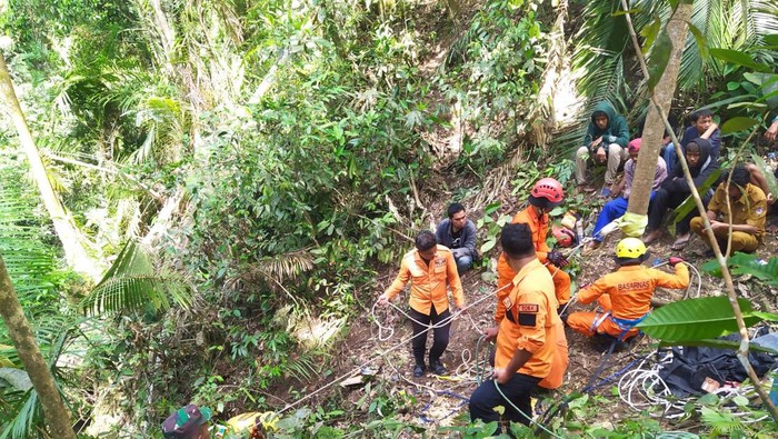 Personel Pos SAR Danau Toba saat mengevakuasi jasad korban. (Dok. Basarnas Medan)