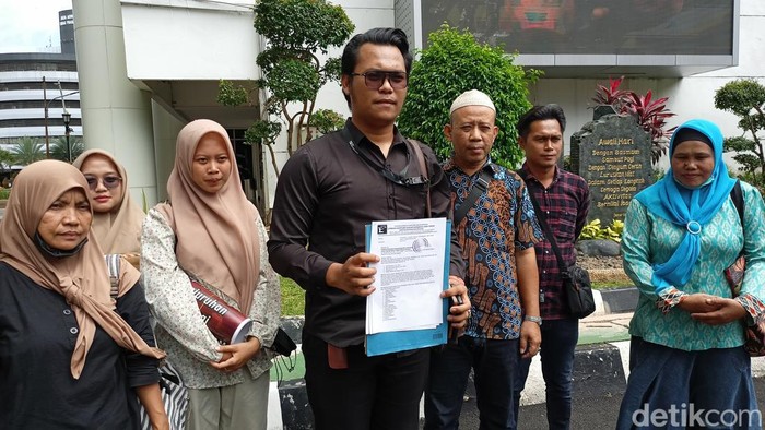 Perwakilan keluarga korban tragedi Kanjuruhan mendatangi Kejagung. Mereka mengadukan dugaan pelanggaran hak asasi manusia (HAM) berat di tragedi Kanjuruhan. (Adrial Akbar/detikcom)