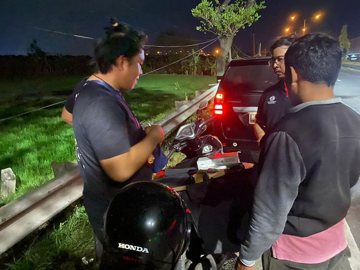 Petugas Bea Cukai Kudus menindak pemotor yang mengangkut rokok ilegal di jalan Lingkar Demak, Senin (10/4/2023) petang.