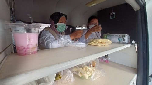 Petugas dari BB BPOM Denpasar melakukan pengujian terhadap salah satu sampel makanan dan minuman di Pasar Ramadan Banjar Tunggal Sari, Desa Dauh Peken, Kecamatan Tabanan, Selasa (11/4/2023). (chairul amri simabur/detikBali)