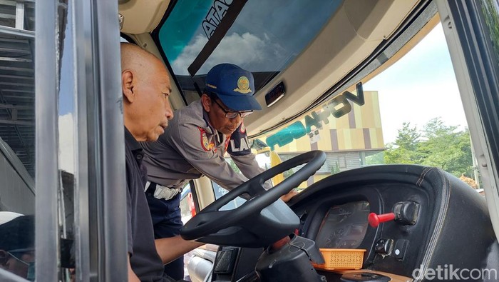 Petugas Dishub Kota Cimahi Cek Kondisi Bus Penumpang yang Akan Mengangkut Pemudik, Selasa (11/4/2023).
