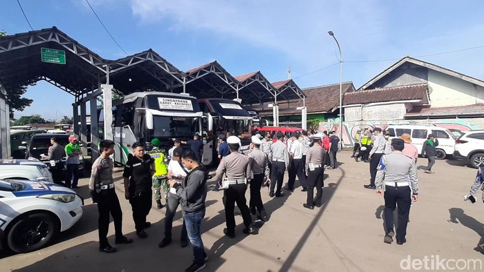 Petugas lakukan pemeriksaan bus di Terminal Singaparna Tasikmalaya.