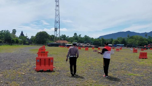 Petugas Polres Jembrana menyiapkan pos pelayanan terpadu di Terminal Kargo Gilimanuk, Kecamatan Melaya, Kabupaten Jembrana, Selasa (11/4/2023). (Foto: I Putu Adi Budiastrawan/detikBali).