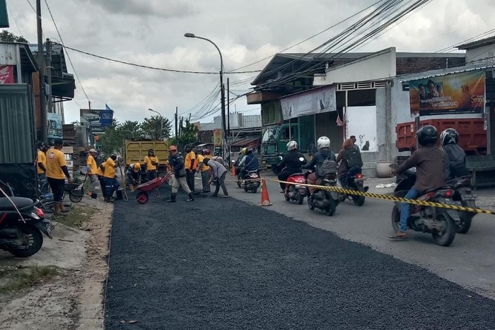Petugas Tim URC Gresik memperbaiki jalan yang rusak