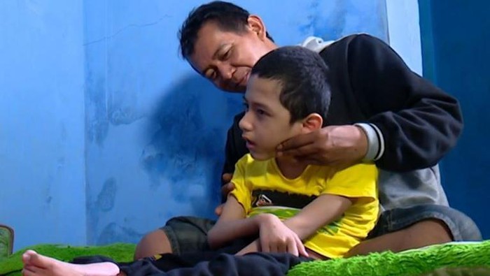 Irfan dan Arfan adalah anak kembar yang mengalami hidrosefalus, cerebral palsy, katarak, epilepsi hingga gizi buruk. Yuk, bantu mereka melalui berbuatbaik.id.