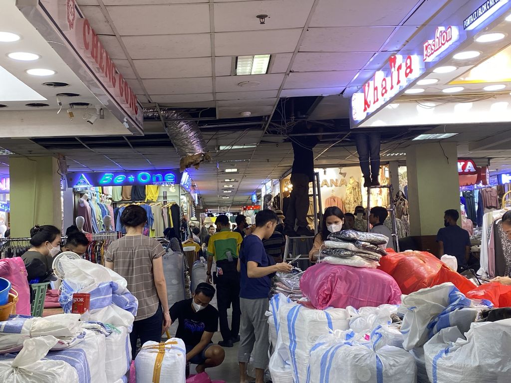 Pipa bocor dari atas plafon Pasar Tanah Abang, Jakarta (Devi-detikcom)