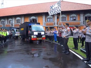 Polda Bali Bagikan 2.270 Paket Sembako ke Warga Kurang Mampu