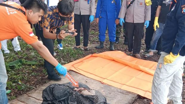 Polisi melakukan olah TKP kasus pembunuhan di Barito Kuala, Kalsel.