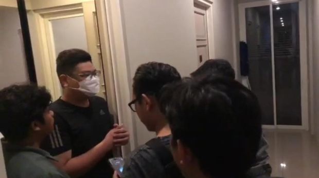 Polisi menangkap penempel QRIS palsu pada kotak amal di 38 masjid yang tersebar di Jakarta. Ini momen polisi menangkap tersangka. (dok Istimewa)
