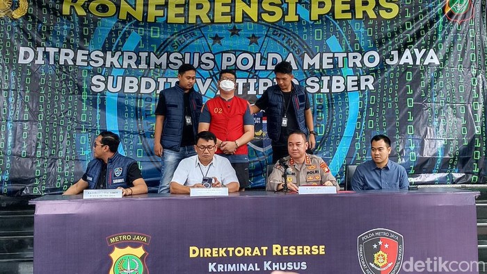 Polisi menangkap penyebar QRIS palsu pada kotak amal di Masjid Istiqlal hingga masjid di Jaksel. Pelaku berinisial MIM (49) ditampilkan memakai baju tahanan. (Wildan N/detikcom)