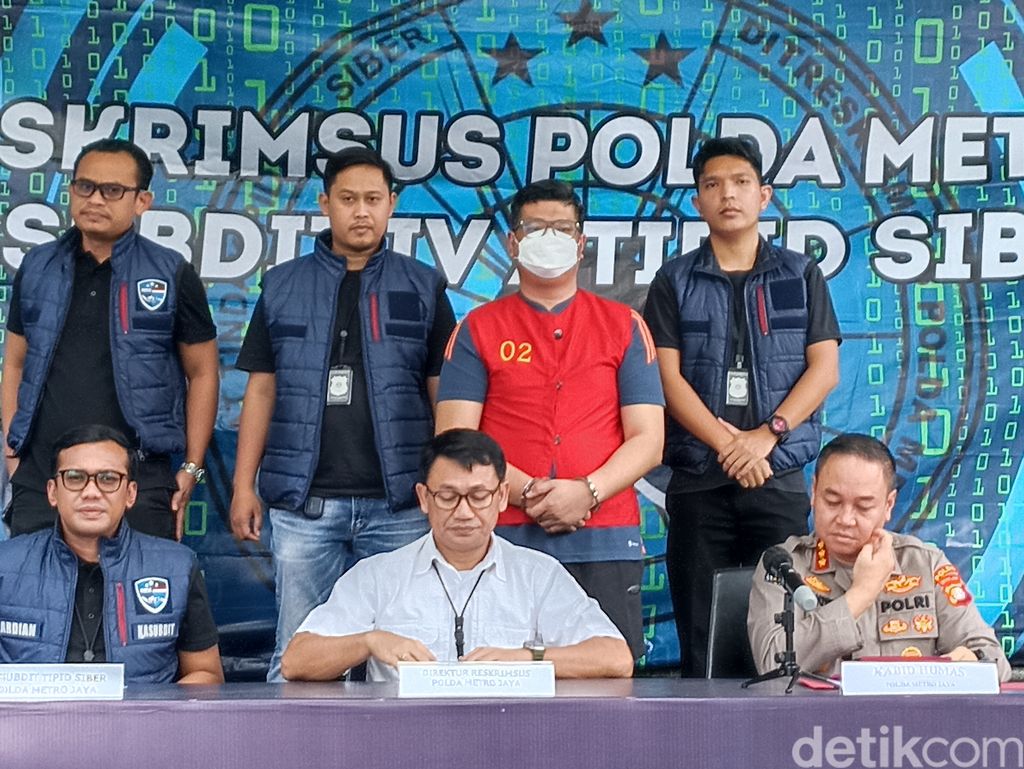 Polisi menangkap penyebar QRIS 'palsu' pada kotak amal di Masjid Istiqlal hingga masjid di Jaksel. Pelaku berinisial MIM (49) ditampilkan memakai baju tahanan. (Wildan N/detikcom)