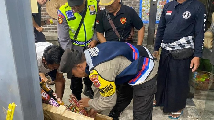 Polisi di Nusa Lembongan menyisir toko dan menemukan penjualan petasan dan kembang api.