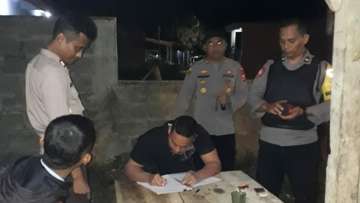 Polisi saat melakukan penggerebekan arena adu muncang di Tasikmalaya.