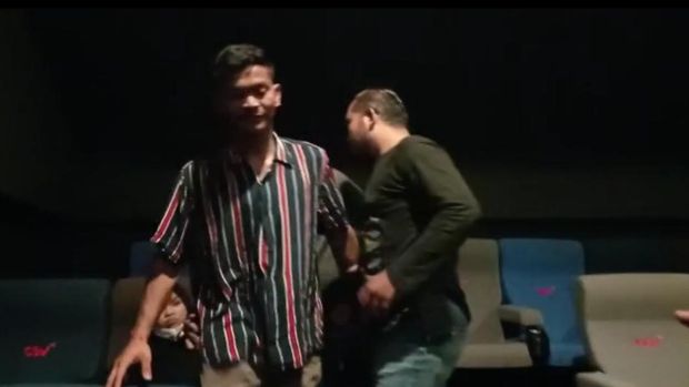 Polisi saat menangkap pria yang sedang nonton bioskop bersama pacar. (Foto: Istimewa)