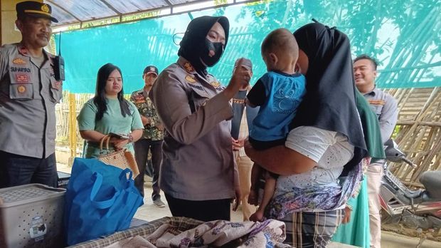 Polisi saat mendangi balita di Subang yang idap kelainan jantung