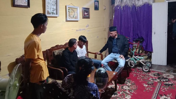 Polisi saat mengamankan 6 remaja yang melakukan pemukulan dan pembacokan warga.