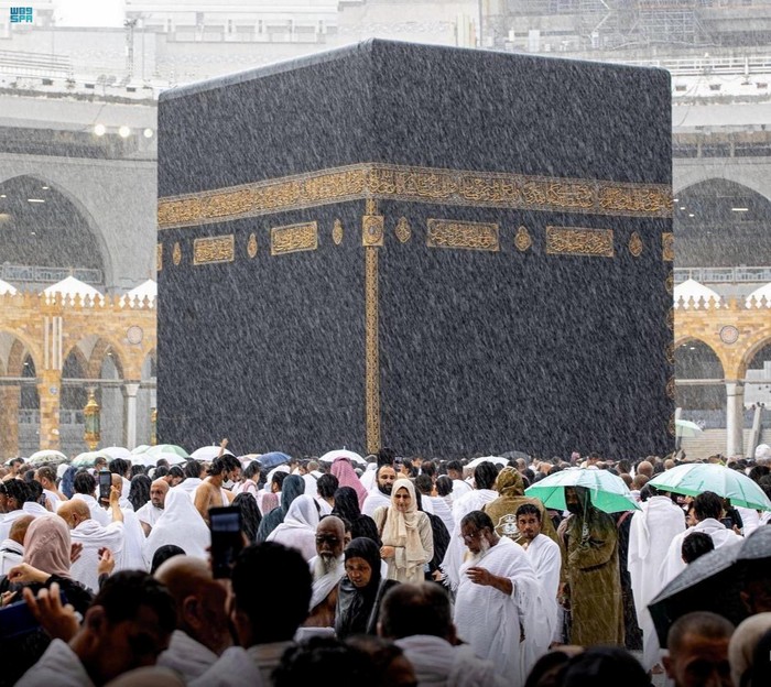Muslims perform Umrah at the Grand Mosque, in heavy rain during the holy month of Ramadan, in the holy city of Mecca, Saudi Arabia, April 10, 2023. Saudi Press Agency/Handout via REUTERS