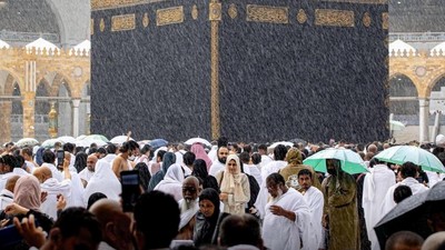 Potret Jemaah Umrah Tawaf di Tengah Hujan
