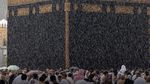 Potret Jemaah Umrah Tawaf di Tengah Hujan