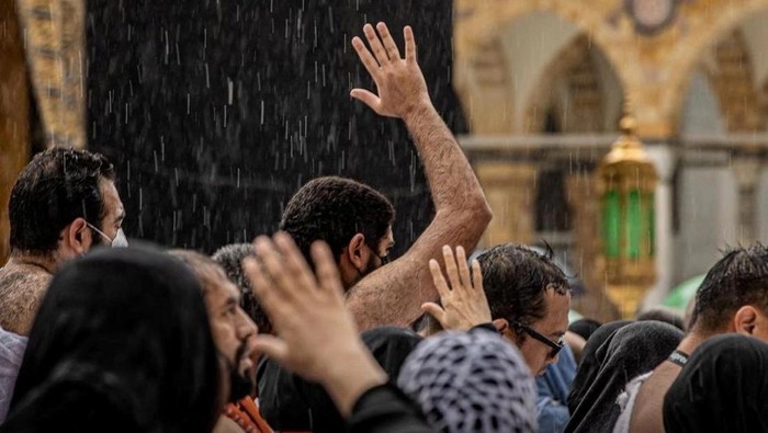 Potret Jemaah Umrah Tawaf di Tengah Hujan Muslims perform Umrah at the Grand Mosque, in heavy rain during the holy month of Ramadan, in the holy city of Mecca, Saudi Arabia, April 10, 2023. Saudi Press Agency/Handout via REUTERS