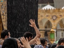 Makkah Dilanda Hujan, Jemaah Diimbau Pakai Payung - Hindari Penggunaan Ponsel
