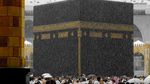 Potret Jemaah Umrah Tawaf di Tengah Hujan