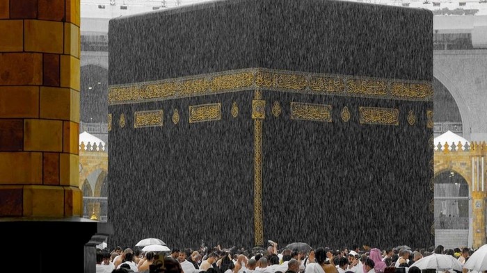 Potret Jemaah Umrah Tawaf Di Tengah Hujan 