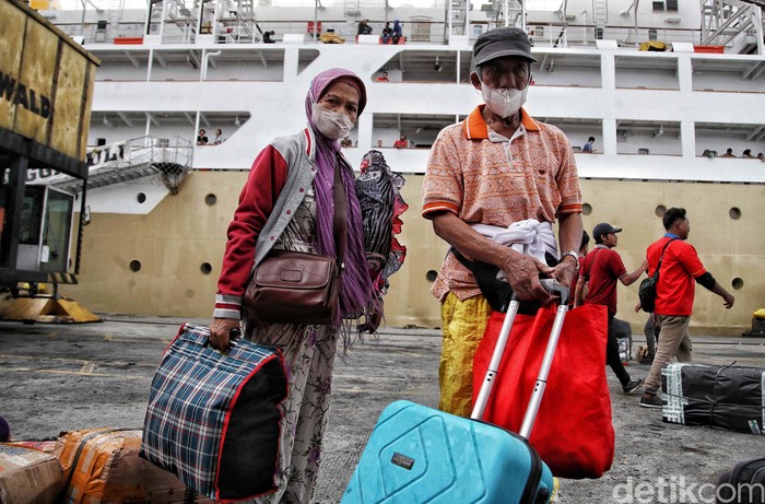 Warga mulai melakukan mudik awal dengan kapal laut. Seperti terlihat di Pelabuhan Tanjung Priok, Jakarta Utara, Selasa (11/4/2023).