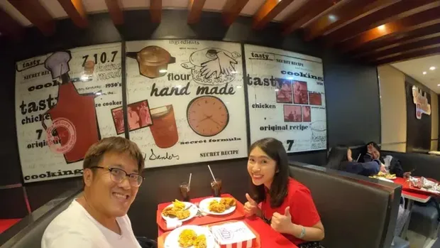 Pria Ini Rela Keliling Dunia, Demi Cicip Ratusan Menu KFC di Berbagai Negara