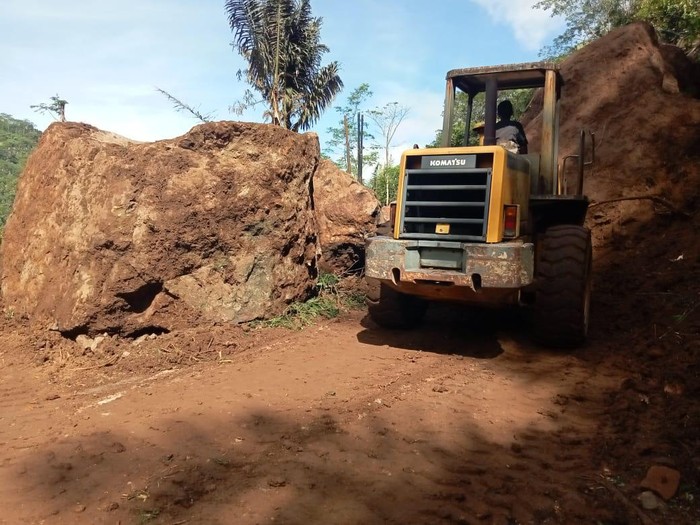 Proses evakuasi batu yang menghalangi jalur penghubung Bandung-Garut via Pansela, Selasa (11/4/2023).