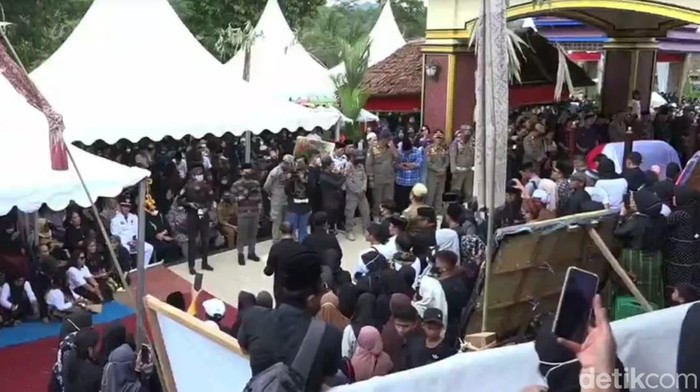 Prosesi pemakaman mendiang Syukur Bijak di Luwu.