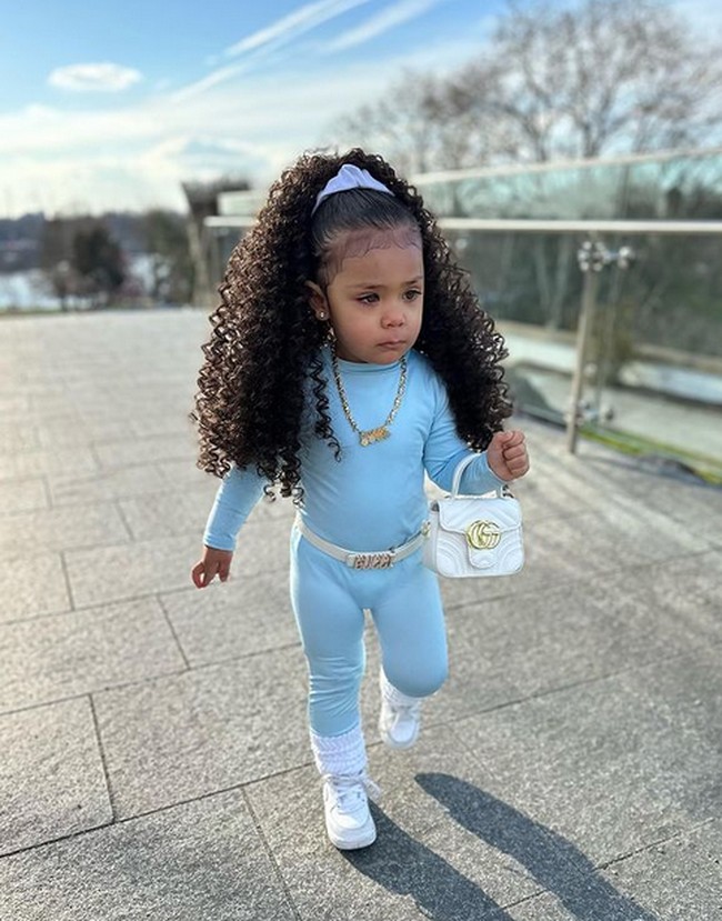 Tak sampai di situ, penampilan menggemaskannya juga dilengkapi dengan tas branded versi mini. Foto: dok. Instagram/@queenkye.18