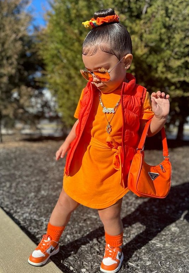 Tampil matching serba satu warna membuat Kye sukses jadi influencer cilik. Dalam penampilannya kali ini, Kye tampil serba oranye. Foto: dok. Instagram/@queenkye.18