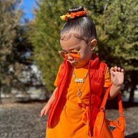 Tampil matching serba satu warna membuat Kye sukses jadi influencer cilik. Dalam penampilannya kali ini, Kye tampil serba oranye. Foto: dok. Instagram/@queenkye.18