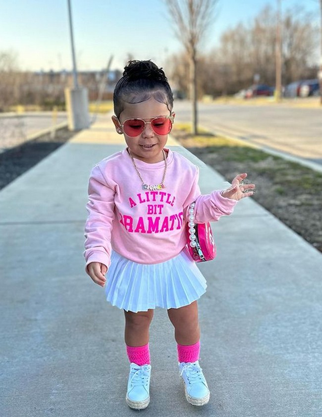 Oleh sang bunda, pemilik followers 123 ribu di Instagram itu pun diarahkan dalam berpose sehingga mendapatkan foto-foto bak model profesional. Foto: dok. Instagram/@queenkye.18